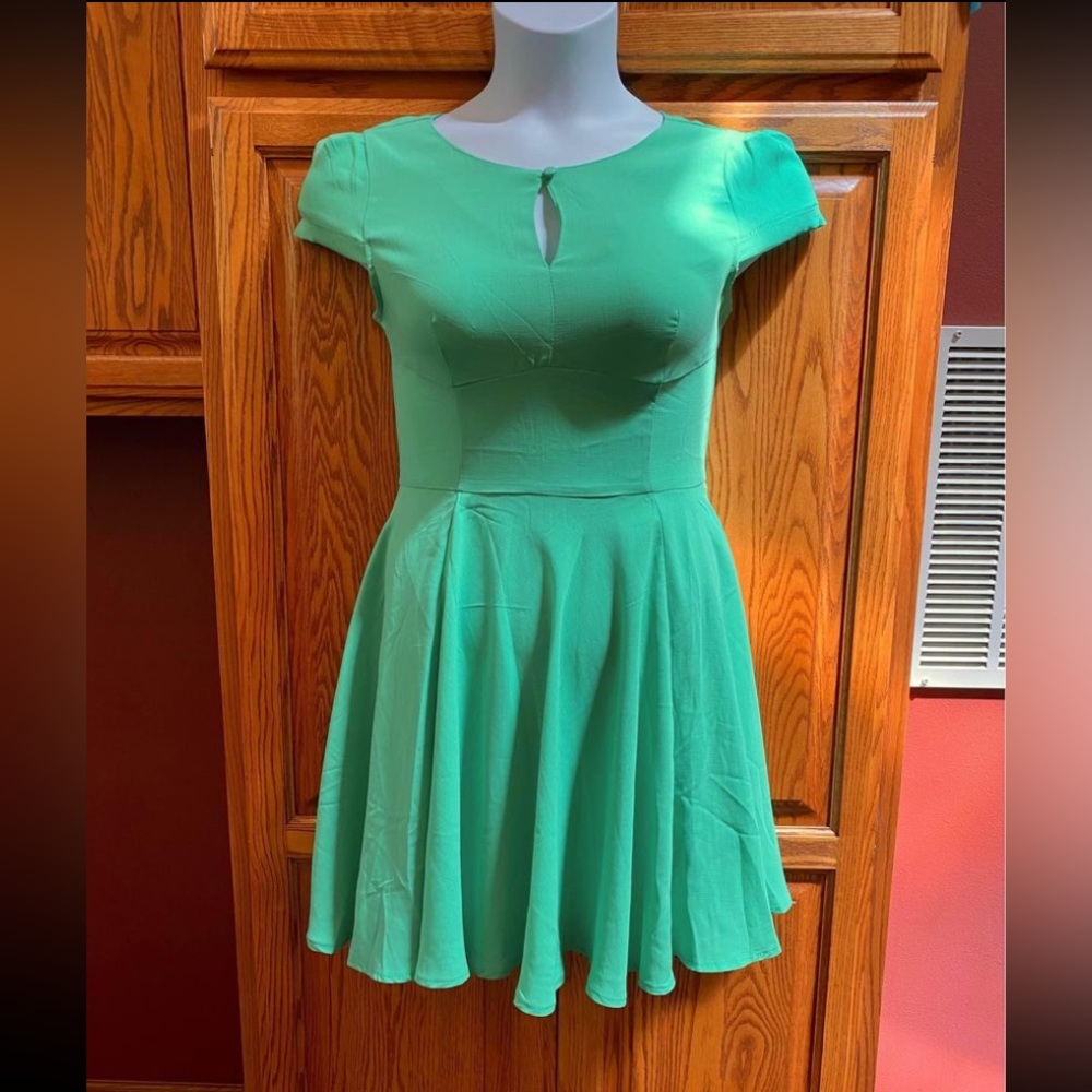 NWT Green Dress with Front Keyhole Detail & Cap Sleeves, Size Large